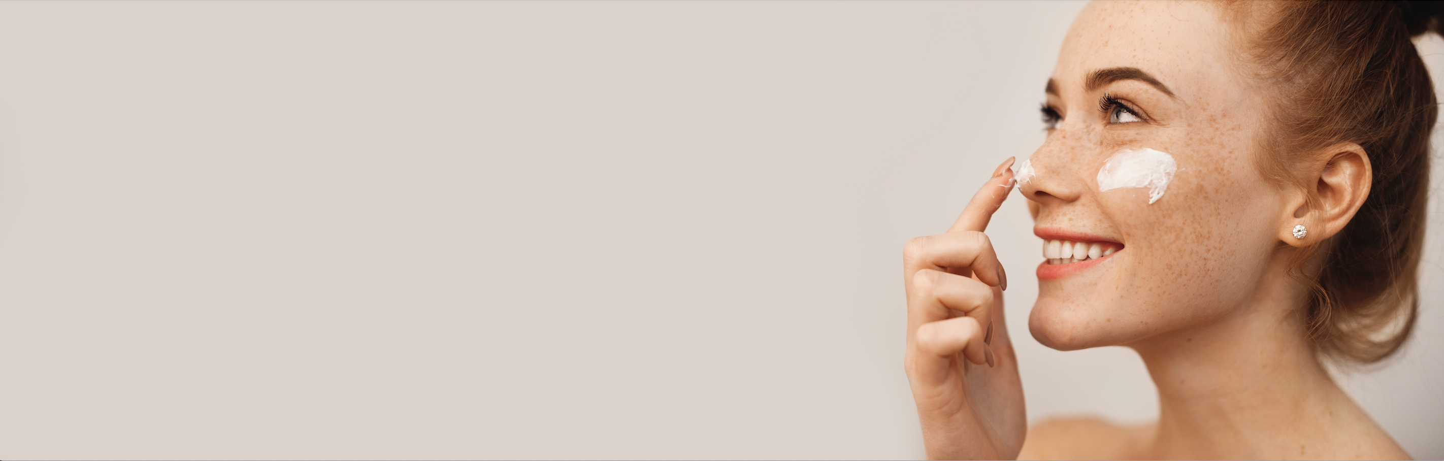 Eine Frau rechts die wich Cree ins Gesicht aufträgt