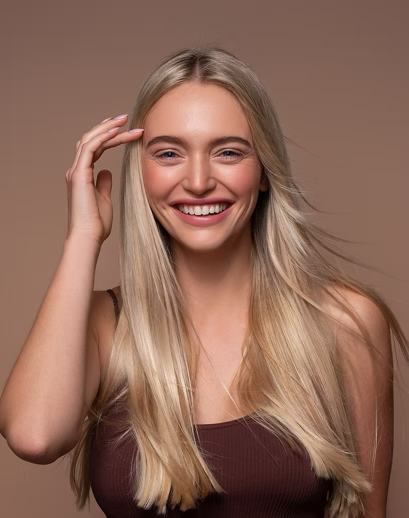 Frau Lächelt bei Shooting