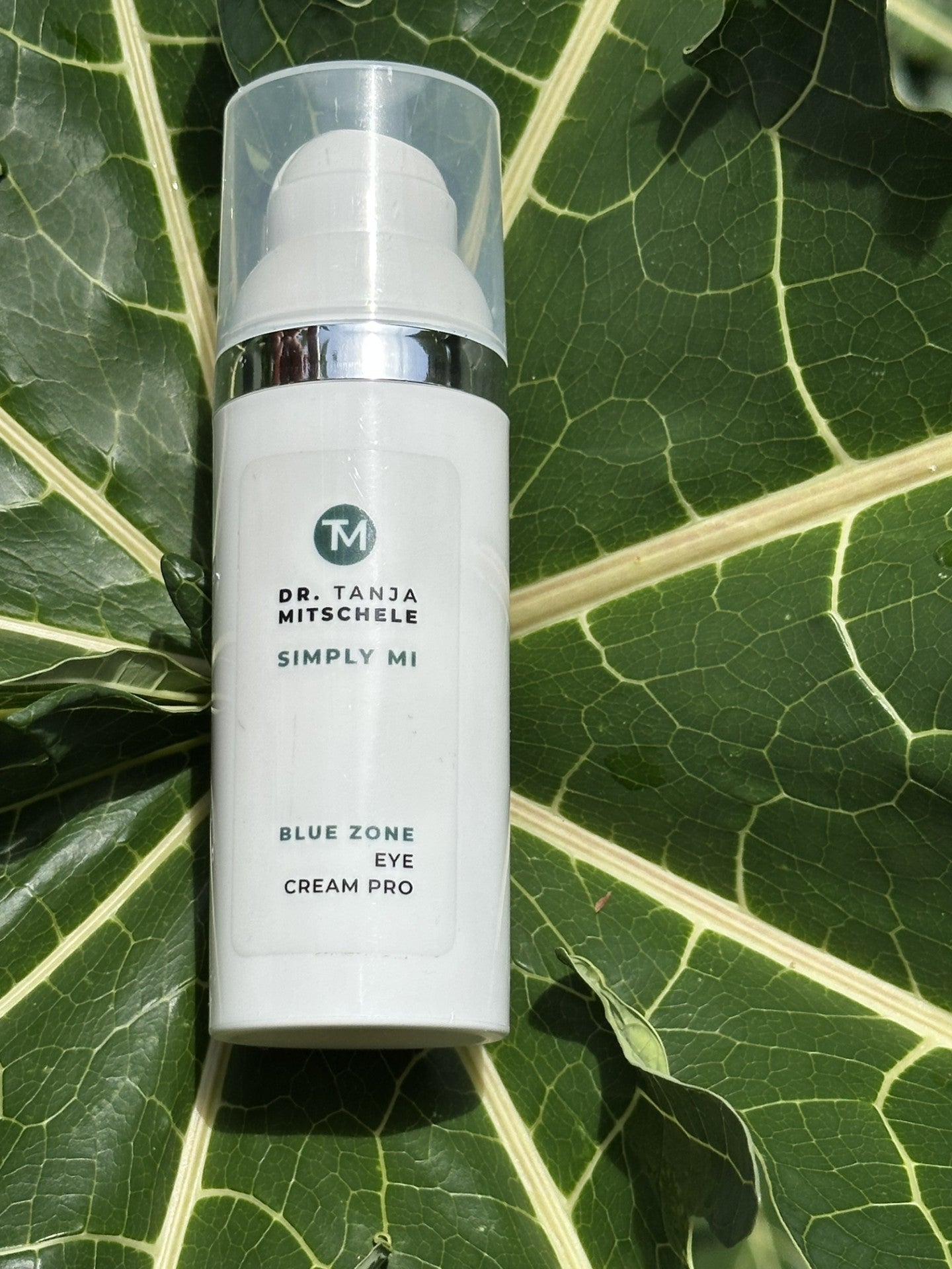 Blue Zone eye Cream in der Blauen Zone auf einem Blatt